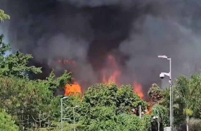 Incêndio de grandes proporções atinge os Estúdios Globo! Fogo se alastra em complexo de Curicica. (Foto: Reprodução)