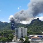 Trabalho árduo! Bombeiros são elogiados pela rápida ação e controle do fogo. (Foto: Reprodução)