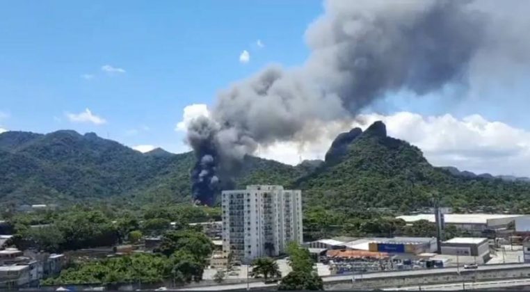 Trabalho árduo! Bombeiros são elogiados pela rápida ação e controle do fogo. (Foto: Reprodução)