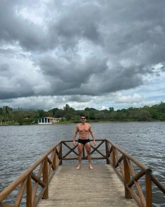 Ator arranca elogios por músculos e tanquinho definido. (Foto: Instagram)