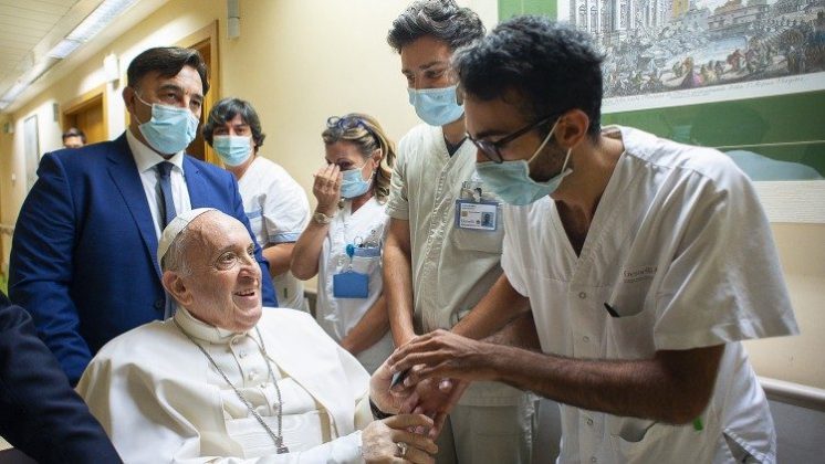 Segundo o Vaticano, o tratamento é necessário devido à bronquite persistente. (Foto: Instagram)