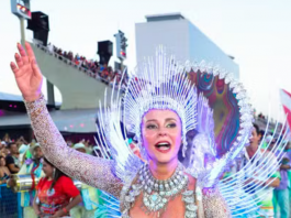 Paolla Oliveira alfineta jurados durante Desfile das Campeãs. (Foto: Reprodução)