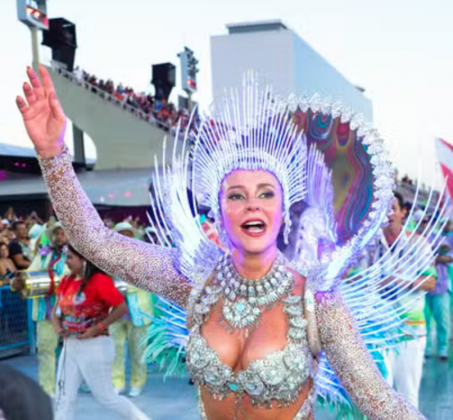 Paolla Oliveira alfineta jurados durante Desfile das Campeãs. (Foto: Reprodução)