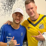 Neymar posa ao lado de criador de série que maratona durante recuperação. (Foto: Reprodução)