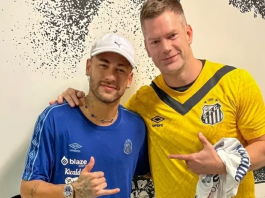 Neymar posa ao lado de criador de série que maratona durante recuperação. (Foto: Reprodução)