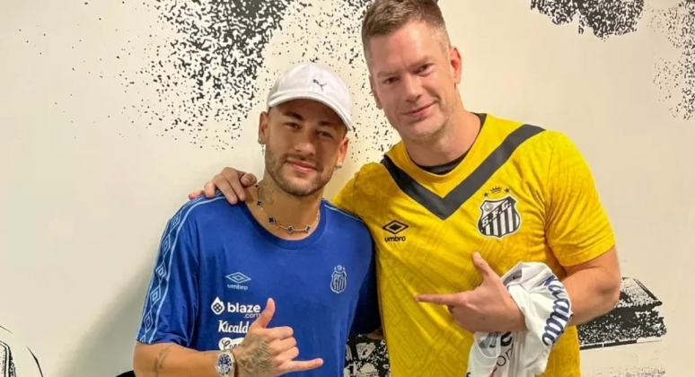 Neymar posa ao lado de criador de série que maratona durante recuperação. (Foto: Reprodução)