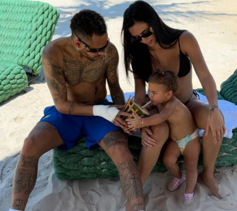 Neymar compartilhou uma foto com Bruna Biancardi e a filha, Mavie. (Foto: Instagram)