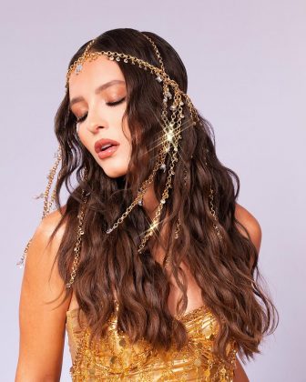 Larissa Manoela exibe look dourado para último dia de desfiles na Sapucaí (Foto: Instagram)