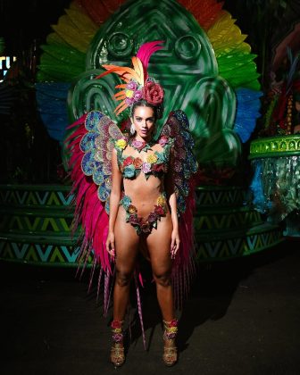 Alane Dias machuca bumbum durante desfile: "Faz parte" (Foto: Instagram)