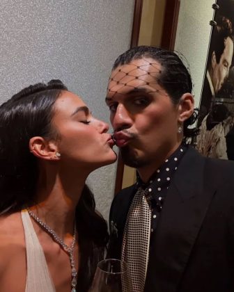 Após término com João Guilherme, Bruna Marquezine dá selinho em cantor mexicano (Foto: Instagram)