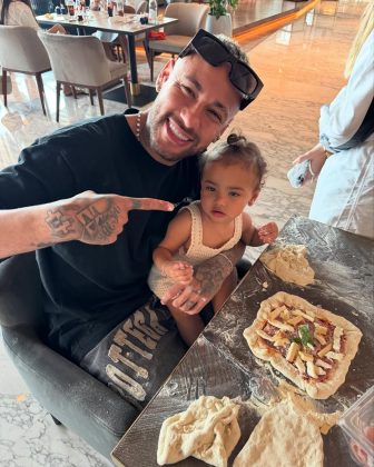 Neymar diverte internet com foto de Mavie calçando o seu tênis (Foto: Instagram)