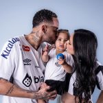 Nesta segunda-feira (10), Neymar compartilhou com os seus milhões de seguidores uma foto da sua filha, de 1 ano, usando seu tênis amarelo. (Foto: Instagram)