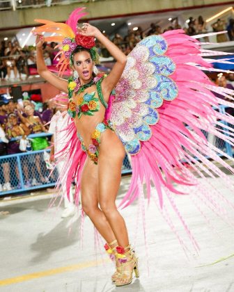 A musa da Grande Rio, Alane Dias, usou as redes sociais para atualizar os fãs sobre os machucados que sofreu durante o desfile da escola de samba na madrugada desta quarta-feira (05) (Foto: Instagram)