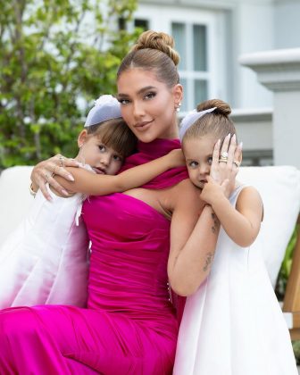 Madrinha de casamento, Virginia marcou presença no casamento da amiga e sócia Samara Pink, e uma das cenas que chamou atenção foi a entrada da filha mais velha da influenciadora, Maria Alice, de 3 anos (Foto: Instagram)