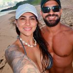 Casal mostra que o amor está no ar em Noronha. (Foto: Instagram)