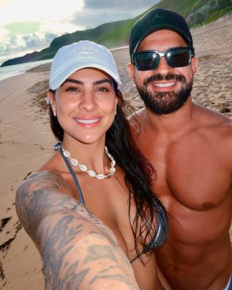 Casal mostra que o amor está no ar em Noronha. (Foto: Instagram)