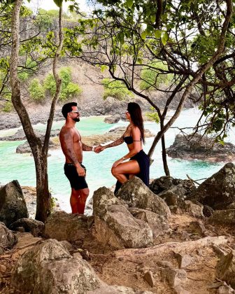 Casal aproveita praias paradisíacas e passeio de lancha. (Foto: Instagram)