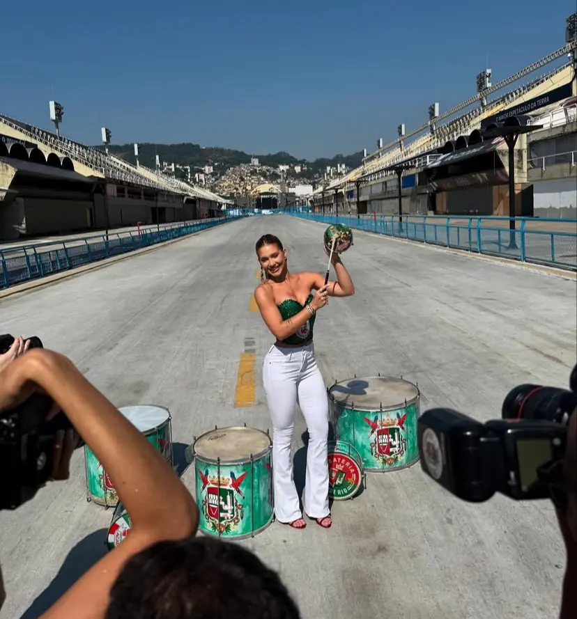 A influenciadora celebrou a novidade com entusiasmo após um almoço com a diretoria da escola de samba (Foto: Instagram).