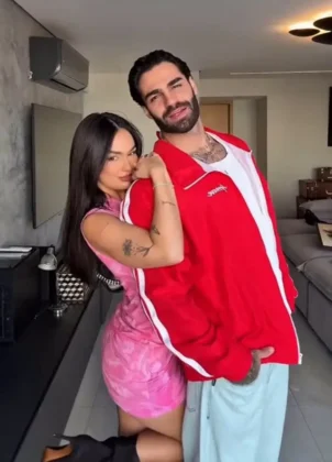 O casal brindou com vinho na jacuzzi, encerrando a comemoração de forma íntima e especial. (Foto: Instagram)