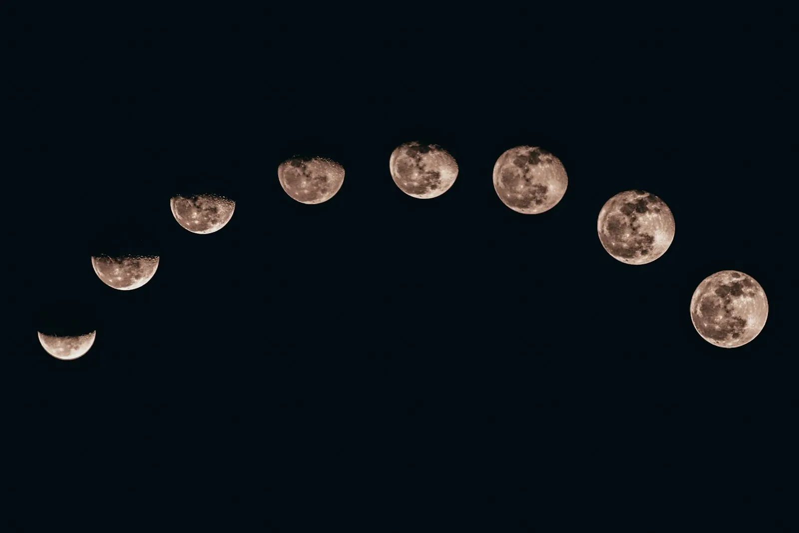 As explosões ocorreram há cerca de 3,7 bilhões de anos, alterando a superfície lunar (Créditos: Unsplash / Sanni Sahil)