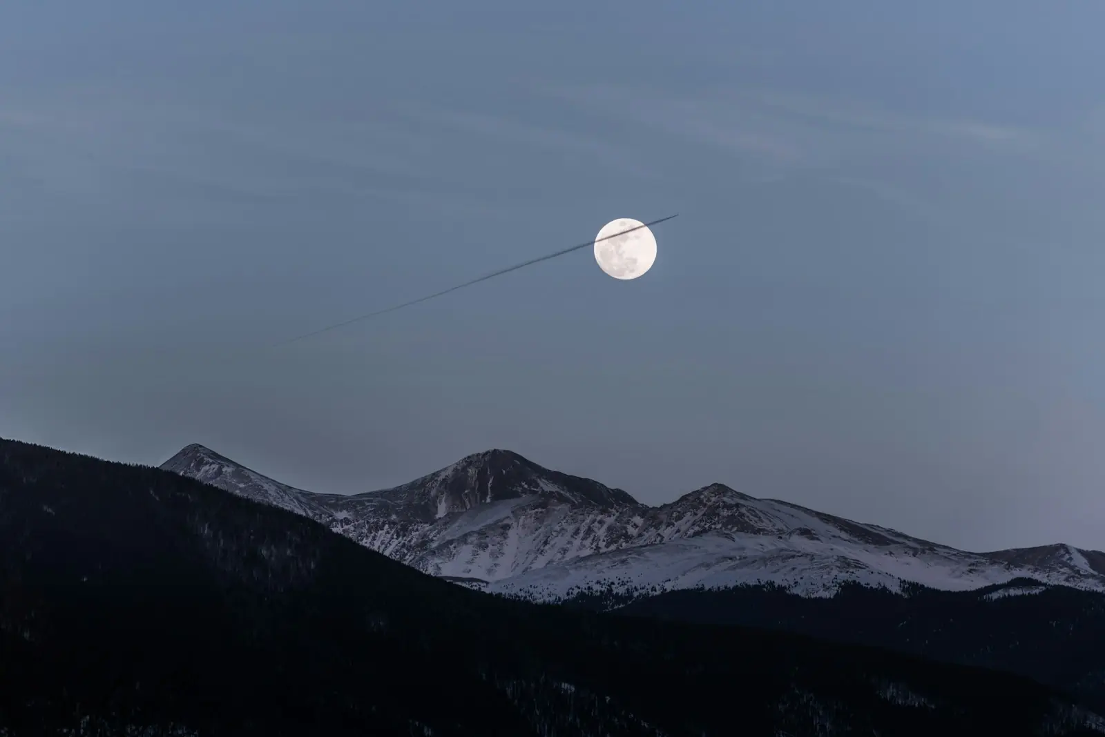 O magma lunar rico em ferro e titânio foi essencial para a formação do vidro (Créditos: Unsplash / Nathan Anderson)