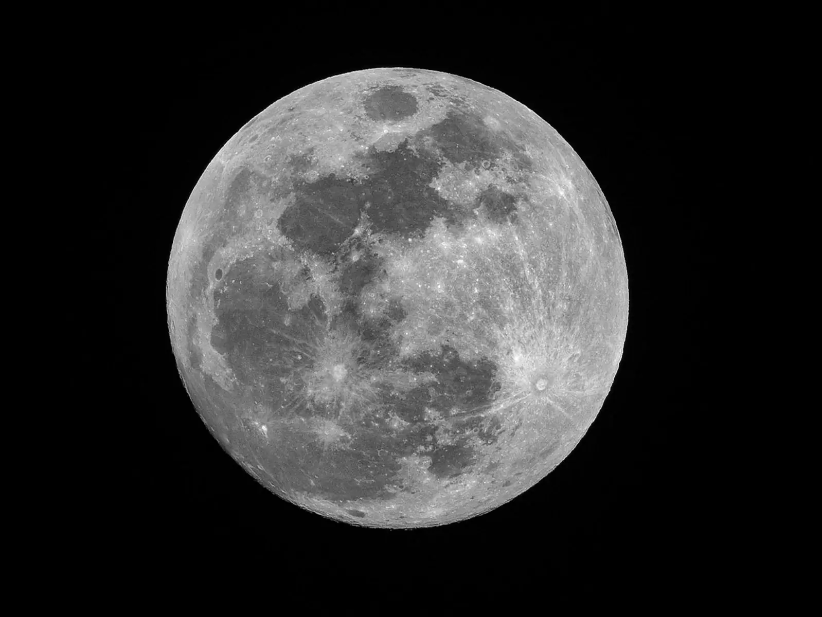 A cor intensa do vidro chamou atenção dos cientistas desde o início (Créditos: Unsplash / Mike Petrucci)
