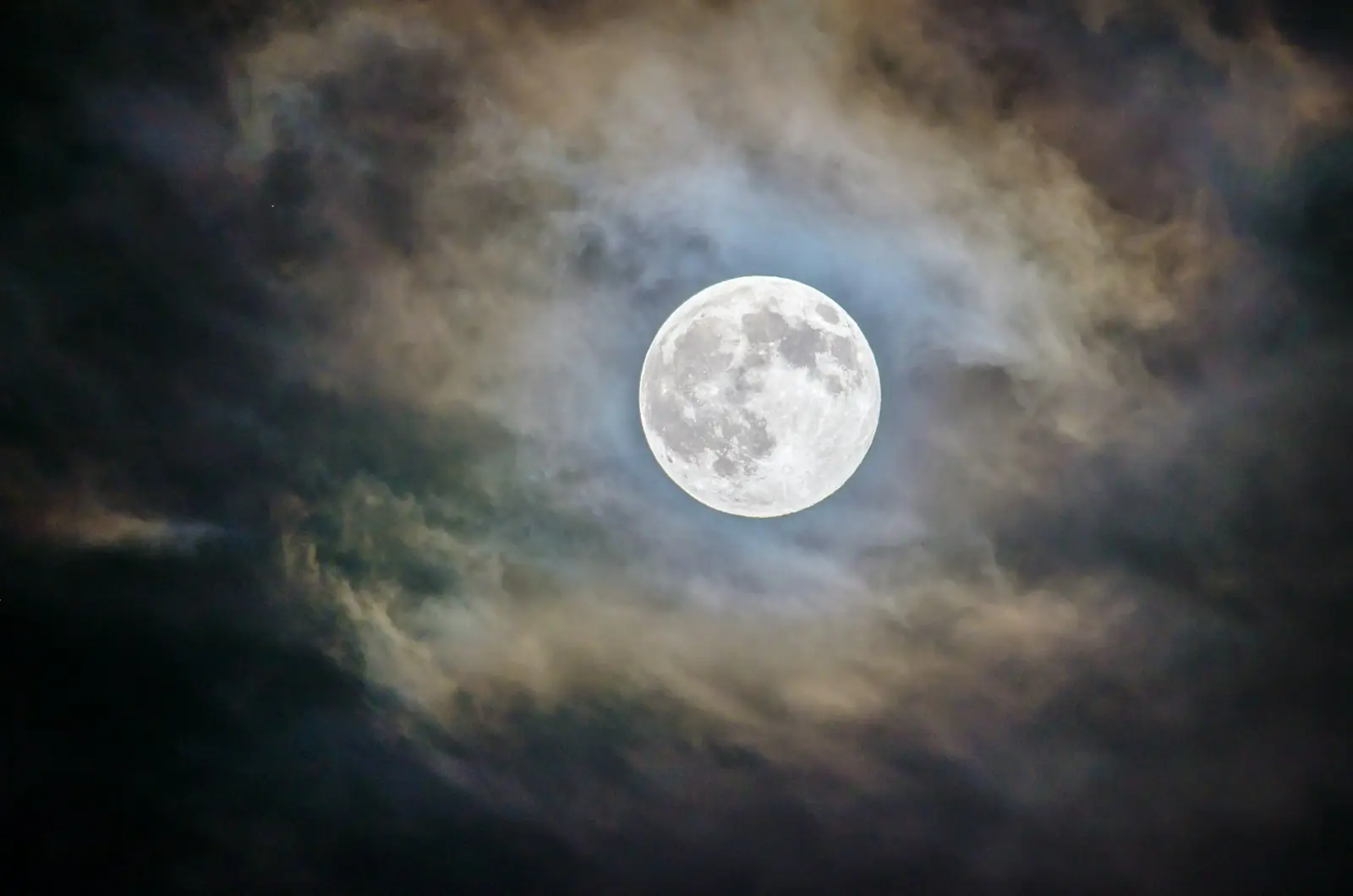 Análises revelam uma Lua muito mais ativa e explosiva no passado (Créditos: Unsplash / Ganapathy Kumar)