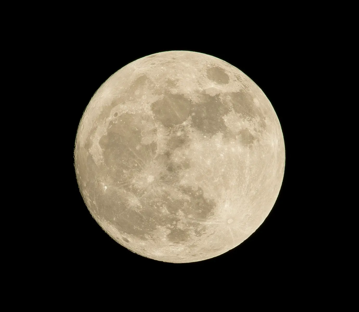 Cientistas dizem que os grãos alaranjados são uma cápsula do tempo natural da Lua (Créditos: Unsplash / Pedro Lastra)