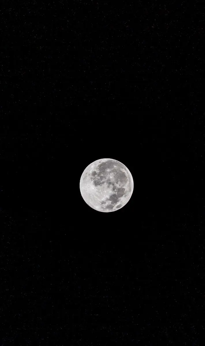 Fragmento do misterioso vidro laranja coletado pela missão Apollo 11 em 1969 (Créditos: Unsplash / Soekarno Omar)