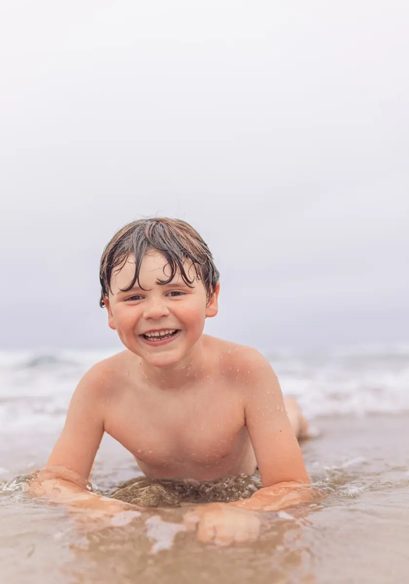 Crianças que mentem precisam pensar rápido e prever reações (Créditos: Unsplash / Callum Hill)