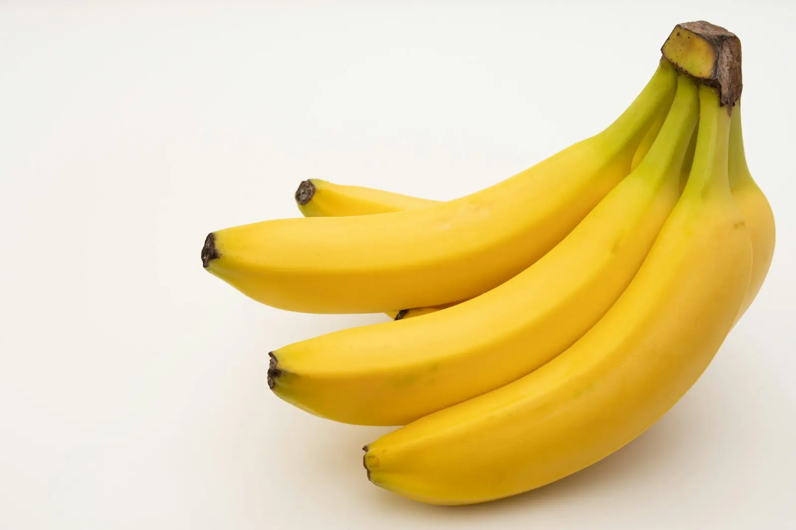 O triptofano presente na banana estimula a produção de serotonina (Créditos: Unsplash /Gabriel Mihalcea)