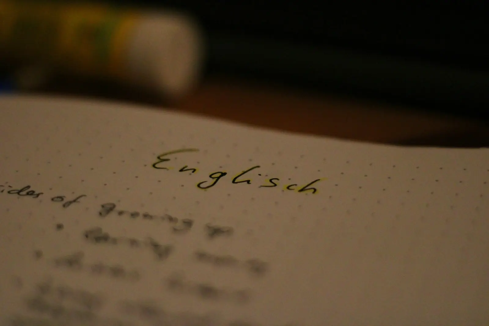 Fones de ouvido com tradução simultânea ganham popularidade entre viajantes. (Créditos: Unsplash / J. Weisner)