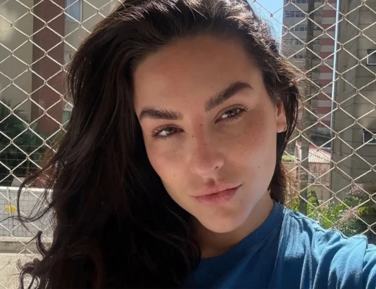 "Sim, gente, eu sei que fui eu que liguei a câmera, eu inclusive falo isso no vídeo. Isso foi uma escolha que me trouxe muita coisa boa. Principalmente, me proporcionou mudar a vida de toda a minha família", escreveu ela, que ainda apontou que essa escolha veio acompanhada de um preço alto. "Mas isso teve consequências", afirmou. (Foto: Instagram)