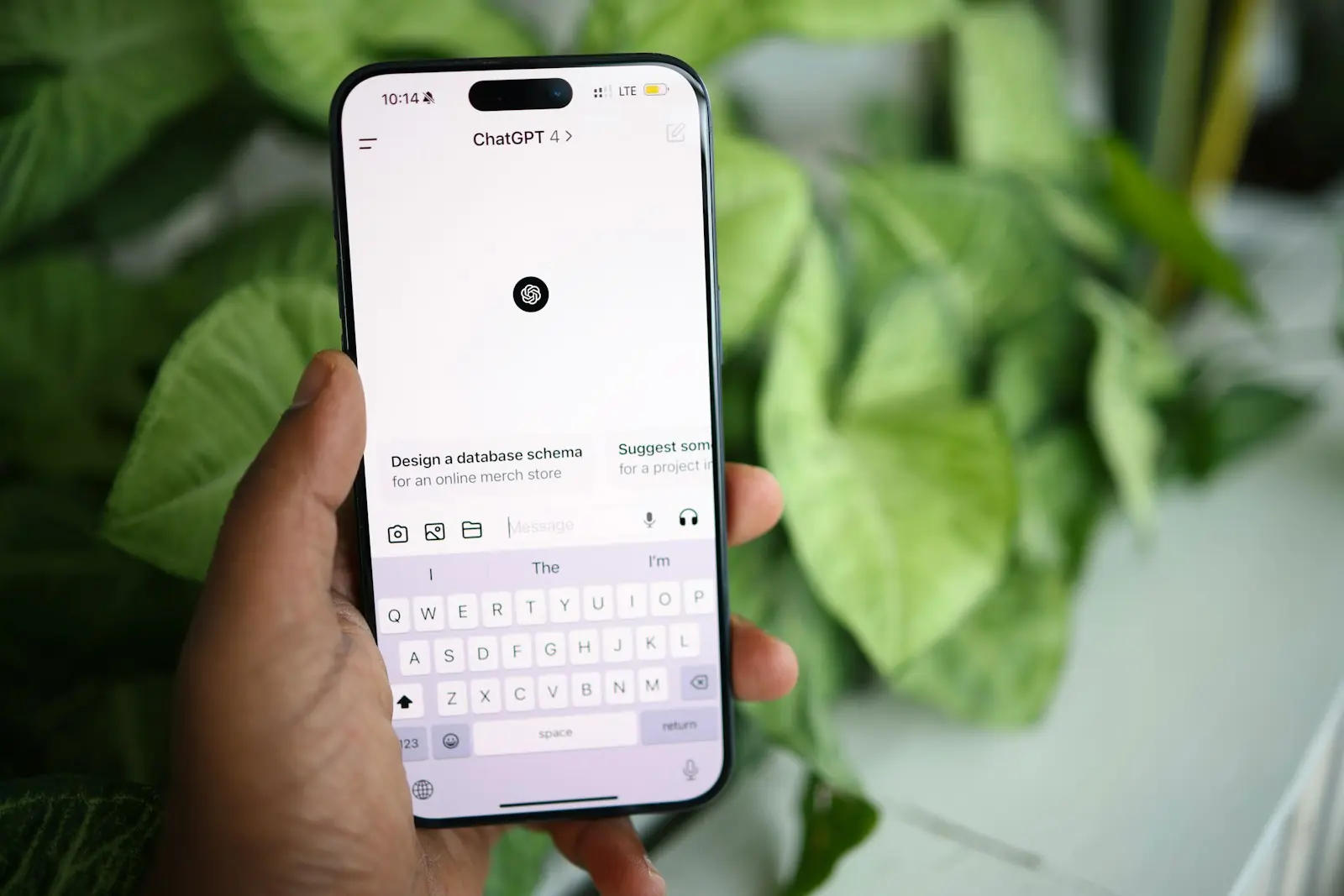 A influenciadora notou perguntas suspeitas no histórico do ChatGPT (Créditos: Unsplash / Solen Feyissa)