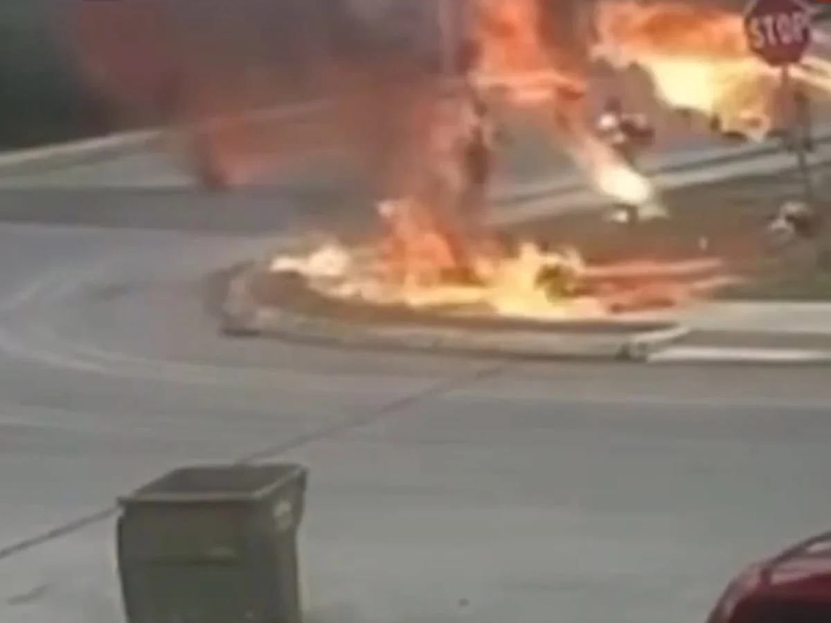 Crianças escapam por pouco de grave acidente de moto, e imagens impressionam Crianças escapam por pouco de grave acidente de moto e imagens impressionam