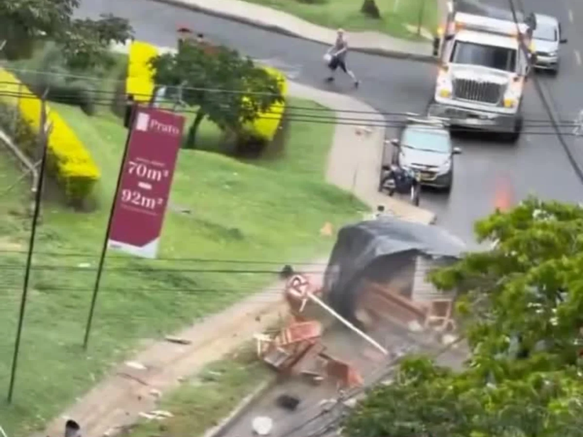 Homem que mora ao lado da 'pior ladeira do mundo' registra rotina de acidentes no local e vídeo viraliza Homem que mora ao lado da 'pior ladeira do mundo' registra rotina de acidentes no local e vídeo viraliza