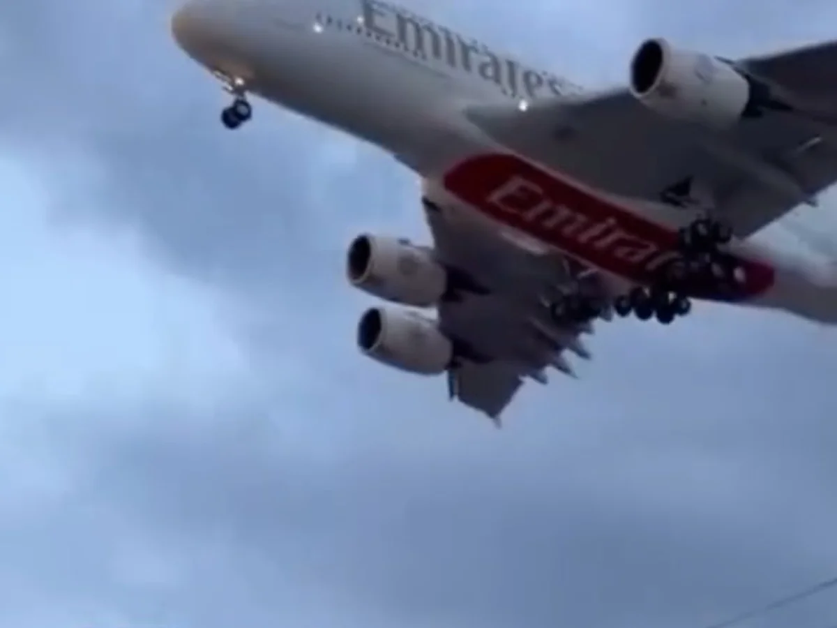 Morador de Guarulhos registra o quão baixo um avião gigante da Emirates sobrevoa a região Morador de Guarulhos registra o quão baixo um avião gigante da Emirates sobrevoa a região