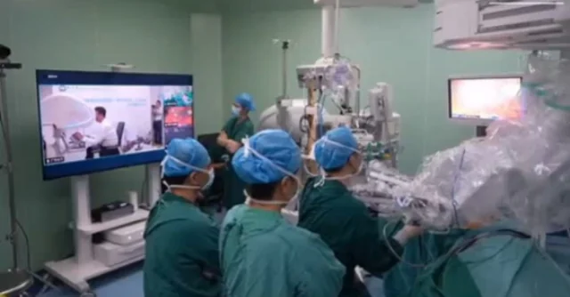 O dia em que um cirurgião removeu com sucesso o tumor de um paciente que estava a 4 mil km de distância