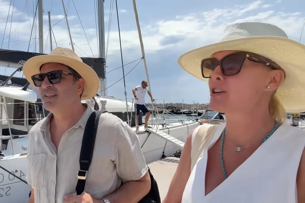 Ana Hickmann e Edu Guedes visitam vulcão em viagem à Grécia