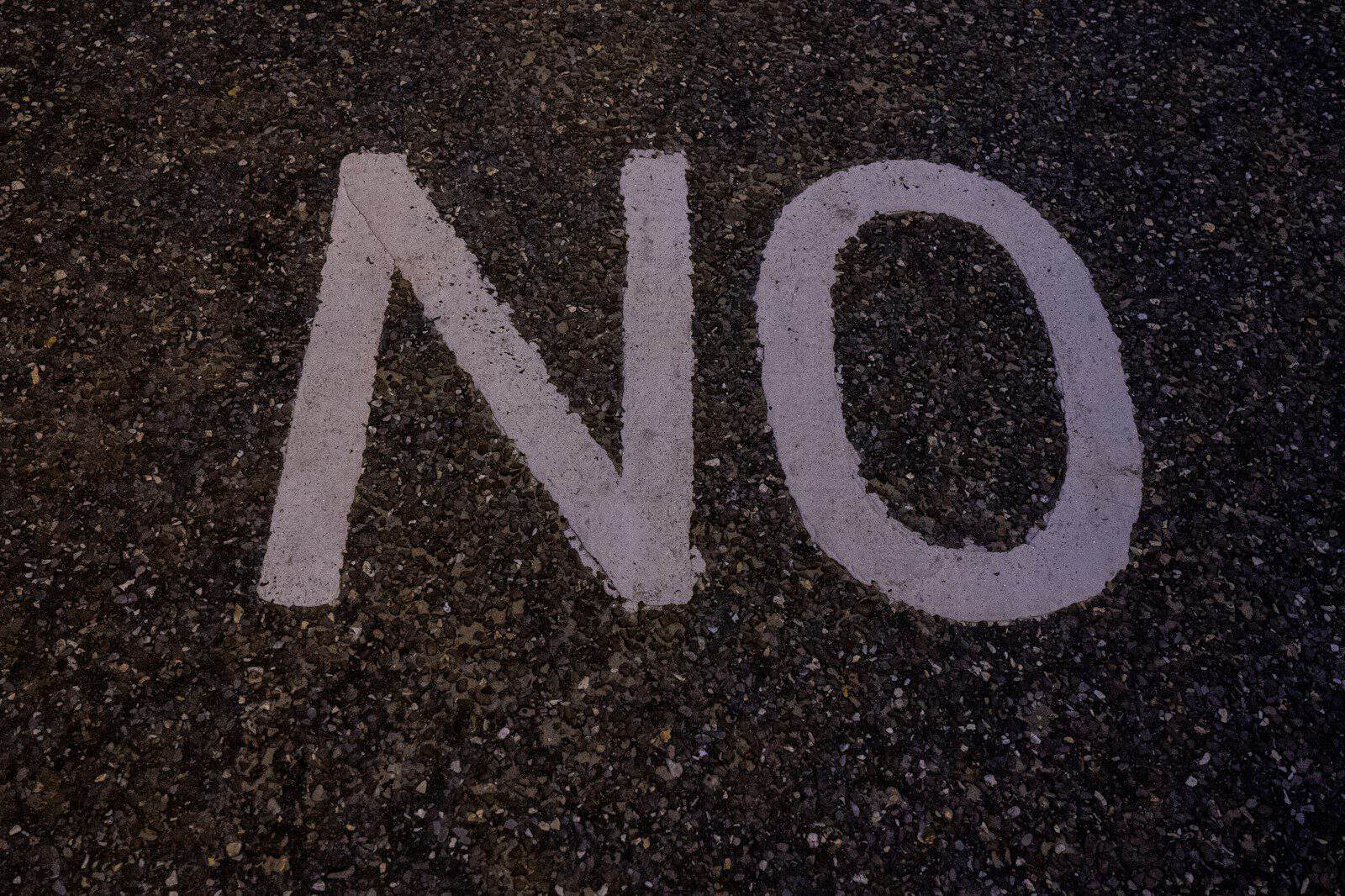 Recusar um pedido não significa necessariamente prejudicar uma relação. (Créditos: Unsplash / Nick Fewings)