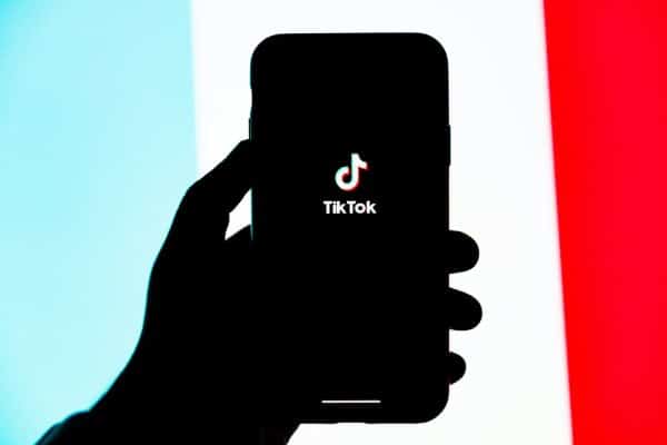 Não consegue esquecer o ex? O algoritmo do TikTok pode estar prendendo você no passado