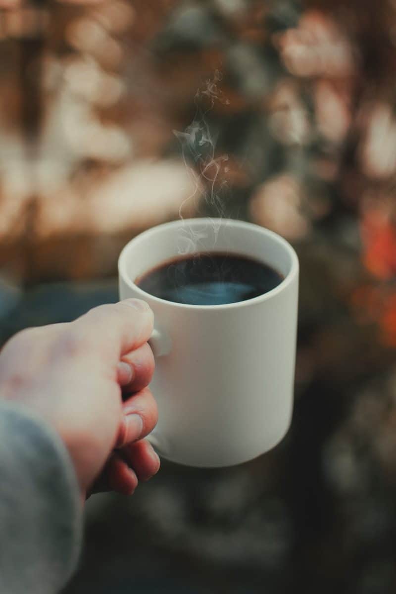 Pequenos hábitos podem alterar os efeitos da bebida no organismo. (Créditos: Unsplash / Nicolas Tsakos)