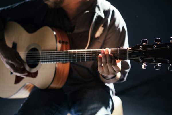 A música que você ouve pode dizer algo sobre sua inteligência? IA aponta um estilo que chama atenção