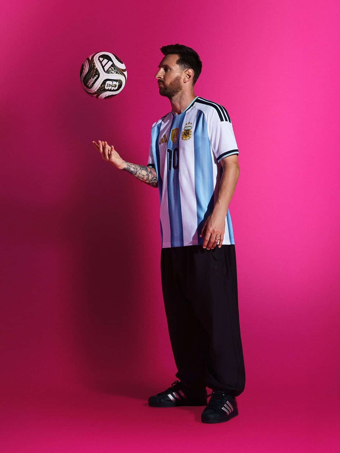 Em outro trecho, Messi desabafou: “Não sei o que vou fazer sem você, não sei como continuar. Eu só jogava futebol e agora tenho muitas dúvidas de que vá continuar fazendo isso por muito mais tempo. Você esteve ao meu lado desde o início, faltava tão pouquinho para o final. Por que você não aguentou esse pouquinho mais para terminarmos juntos?”, escreveu. (Foto: Instagram)