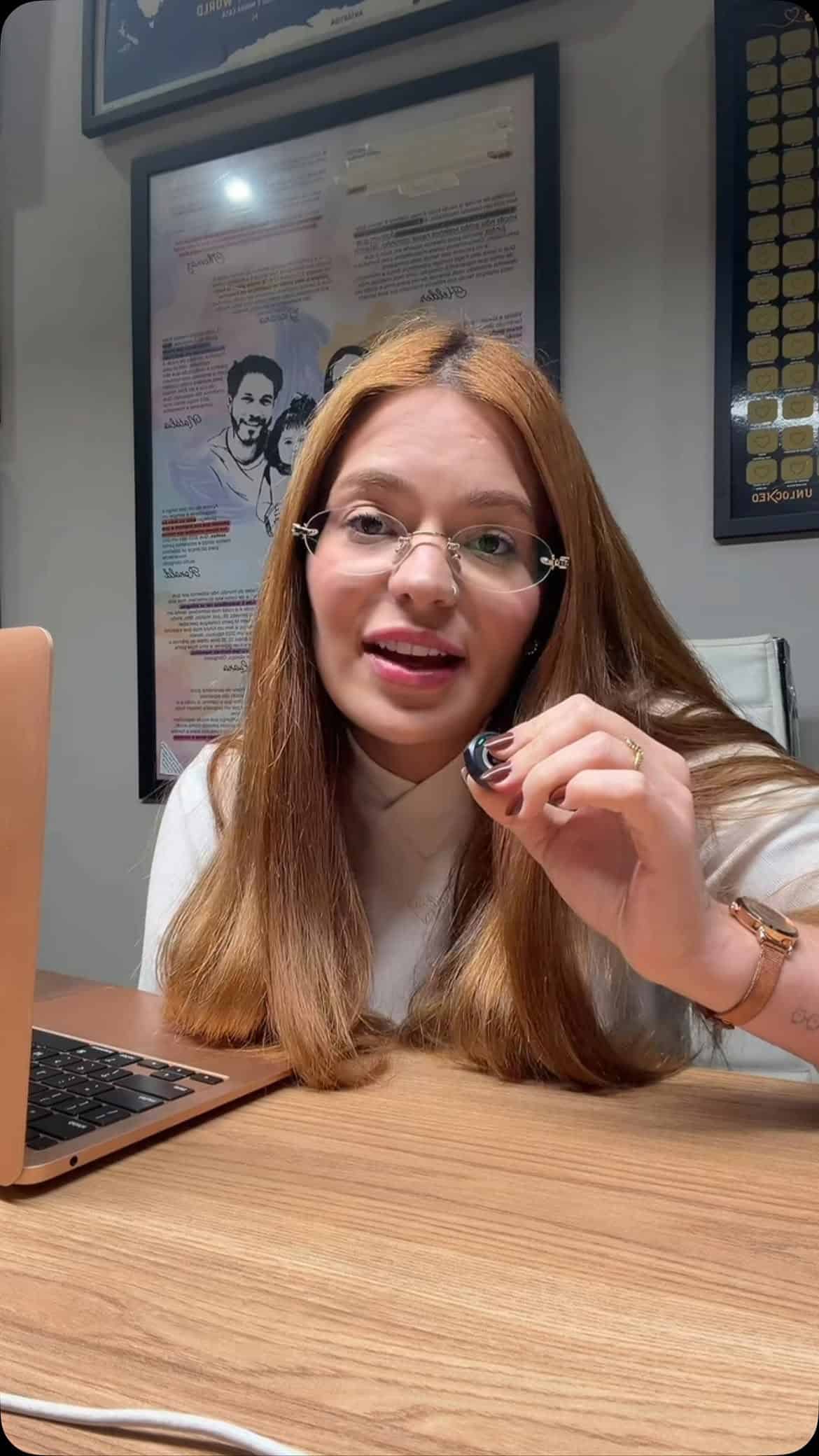 A preocupação com o vestido foi tanta que a influenciadora apareceu usando a cinta até mesmo na hora de dormir. O influenciador registrou o momento e aproveitou para fazer uma brincadeira: “Ainda sobrou pro pobi do marido que só quer paz”, disse. (Foto: Instagram)(Foto: Instagram)