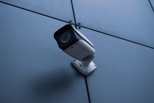 Casal encontra câmera escondida apontada para a cama e abandona Airbnb durante viagem