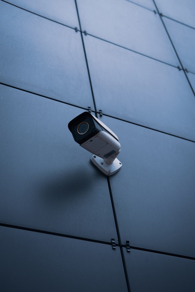 Hóspedes identificam equipamento dentro do imóvel durante viagem (Créditos: Unsplash)