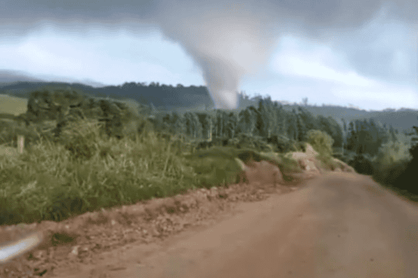 Agricultor filma tornado de perto e mantém calma durante fenômeno no Paraná