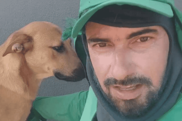 Amizade entre coletor de lixo e cachorro caramelo chama atenção nas redes sociais
