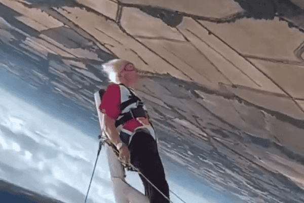 Após AVC, idosa de 97 anos supera limites e quebra recorde em esporte radical